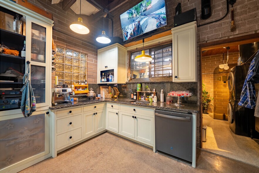 More Photos Of 1109 Grand Ave, Phoenix Storefront For Sale