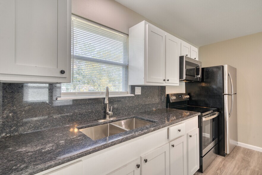 More Photos Of 9337 Ash St, Midway Apartments For Sale