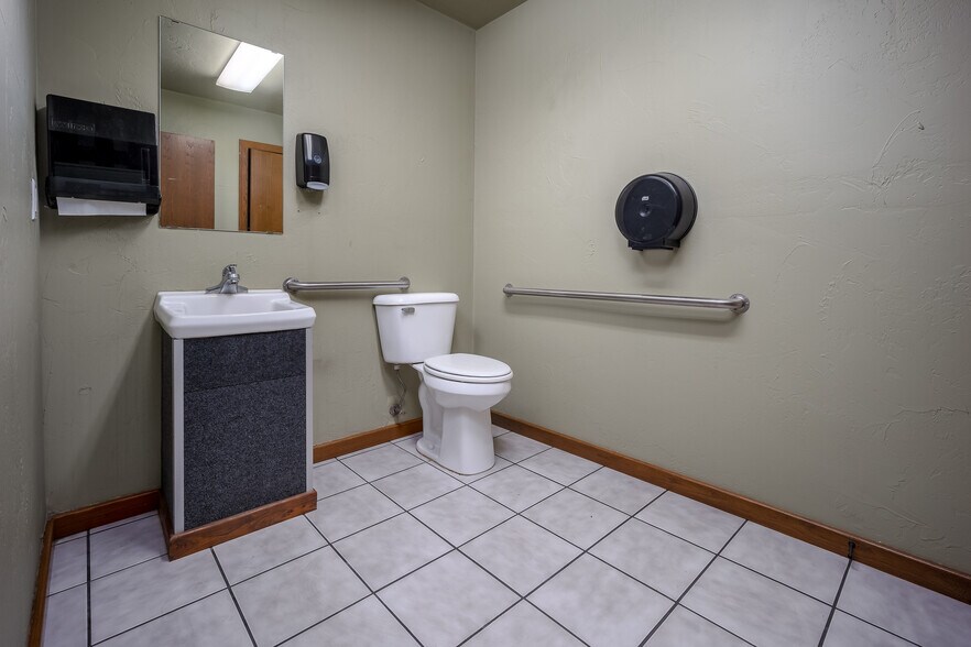 More Photos Of 2756 Broce Dr, Norman Warehouse For Lease