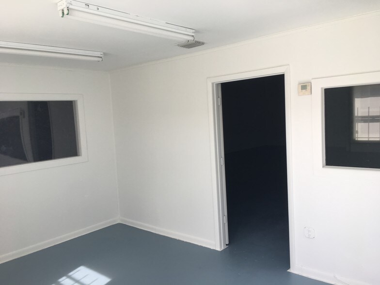 More Photos Of 9807-9808 NW 80th Ave, Hialeah Warehouse For Lease