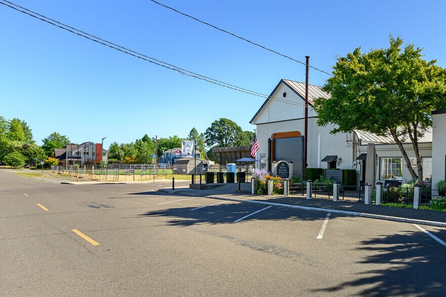 More Photos Of 258 N Kutch St, Carlton Storefront For Lease