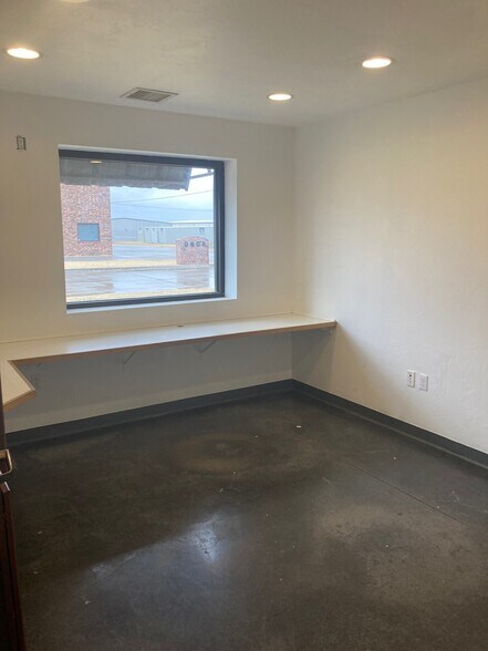 More Photos Of 14624 Metro Plaza Blvd, Edmond Warehouse For Lease