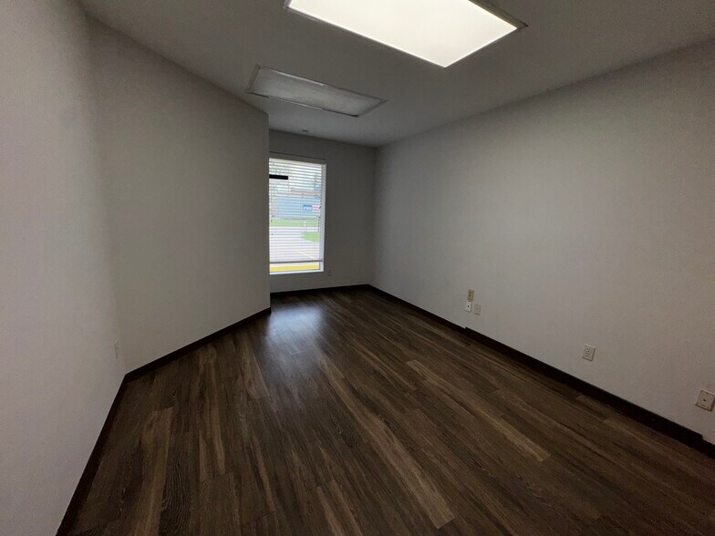 More Photos Of 9123 Thomasville Dr, Houston Warehouse For Lease