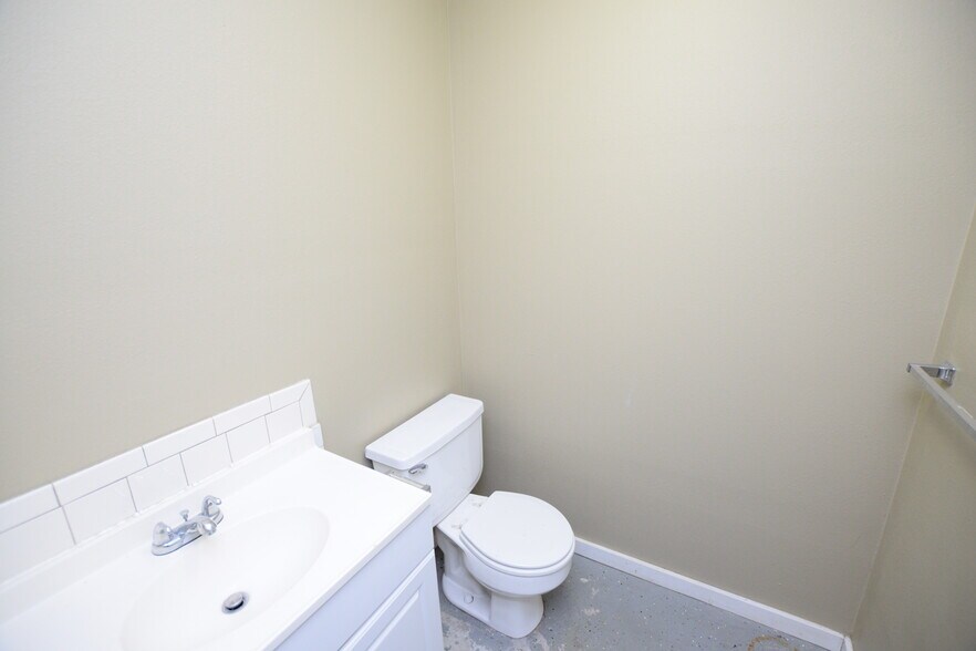 More Photos Of 2175 W Choctaw St, Tahlequah Light Distribution For Sale
