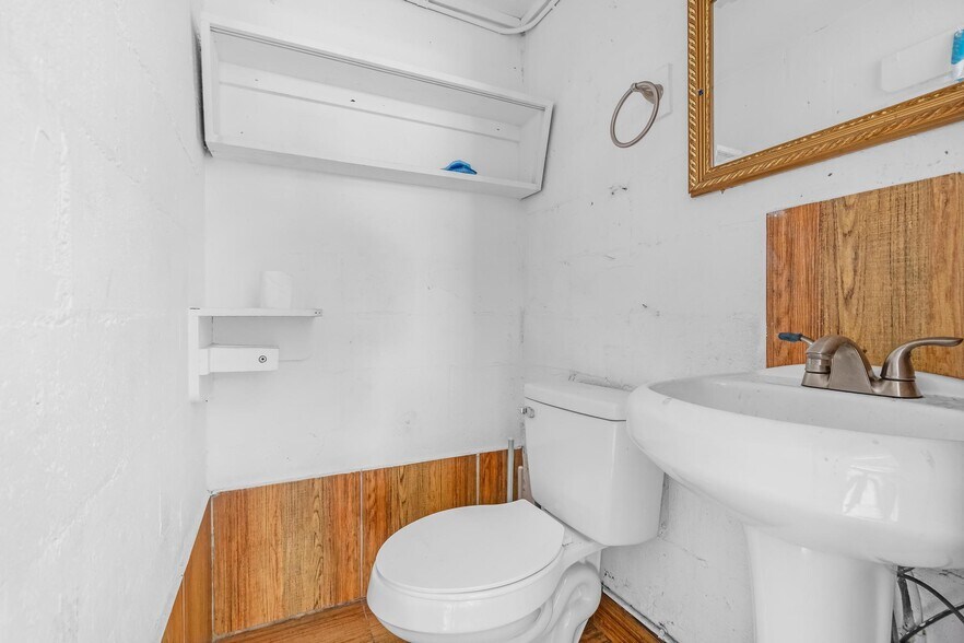 More Photos Of 201-215 SW 21st St, Fort Lauderdale Warehouse For Sale