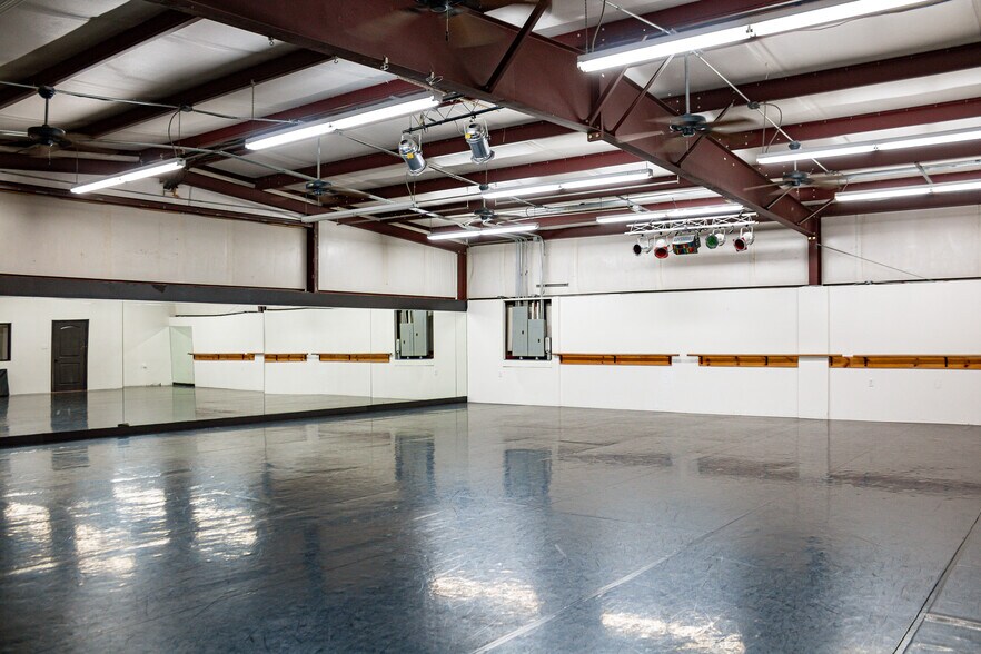 More Photos Of 409 Rayford Rd, Spring Freestanding For Sale