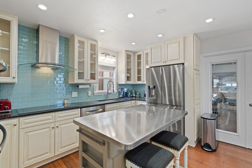 More Photos Of 925 Main St, Bastrop Office Residential For Sale