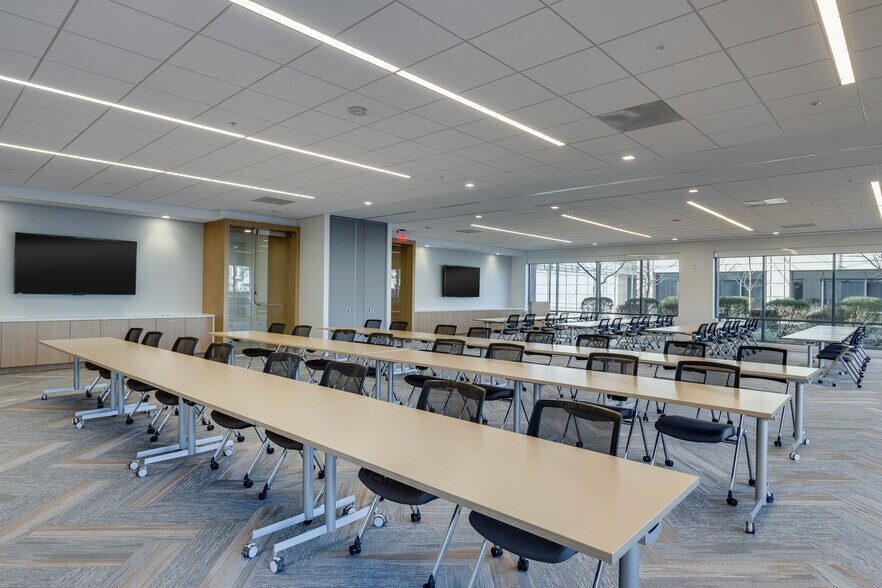 More Photos Of 13865 Sunrise Valley Dr, Herndon Office For Lease
