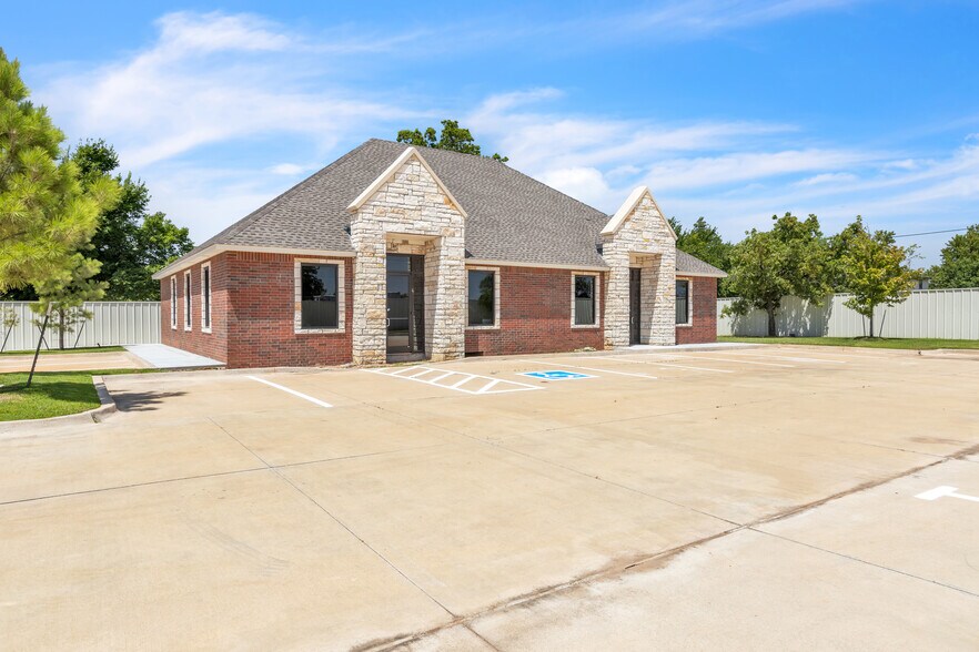 More Photos Of 207 E. Memorial Road, Oklahoma City Medical For Lease