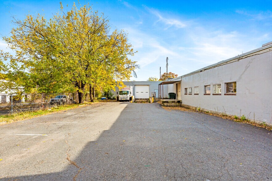 More Photos Of 419-501 W Elizabeth Ave, Linden Freestanding For Sale