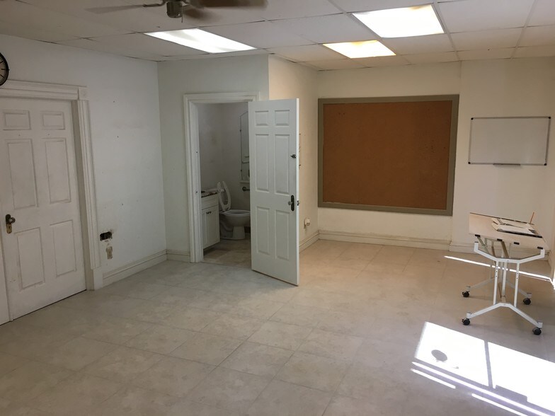 More Photos Of 12165 Metro Pky, Fort Myers Light Manufacturing For Lease