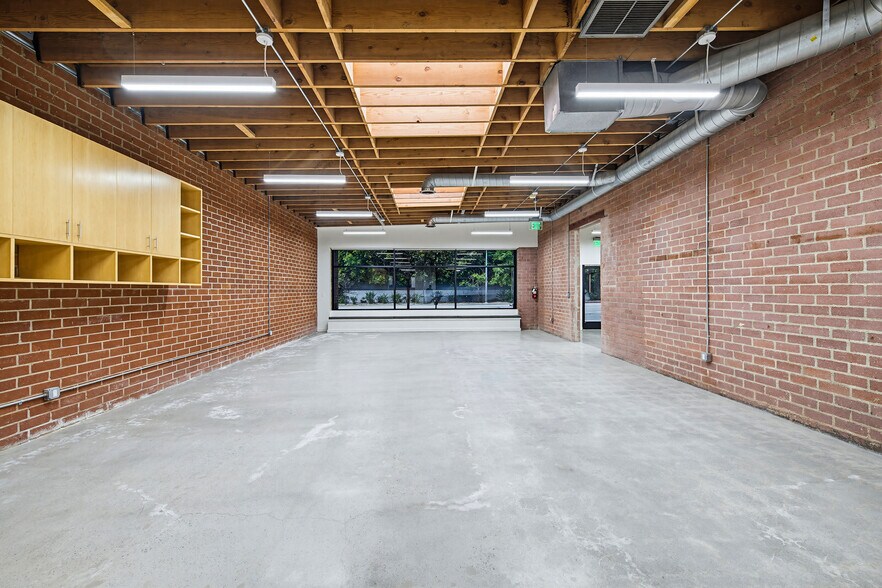 More Photos Of 2558 Overland Ave, Los Angeles Office For Lease