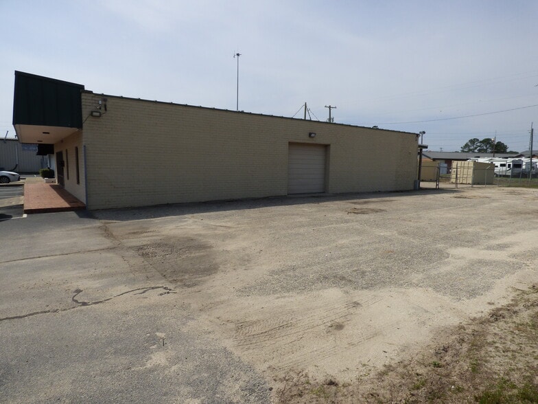 More Photos Of 2978 Gillespie St, Fayetteville Flex For Lease