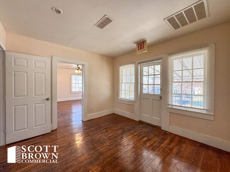 More Photos Of 821 N Locust St, Denton Office For Lease