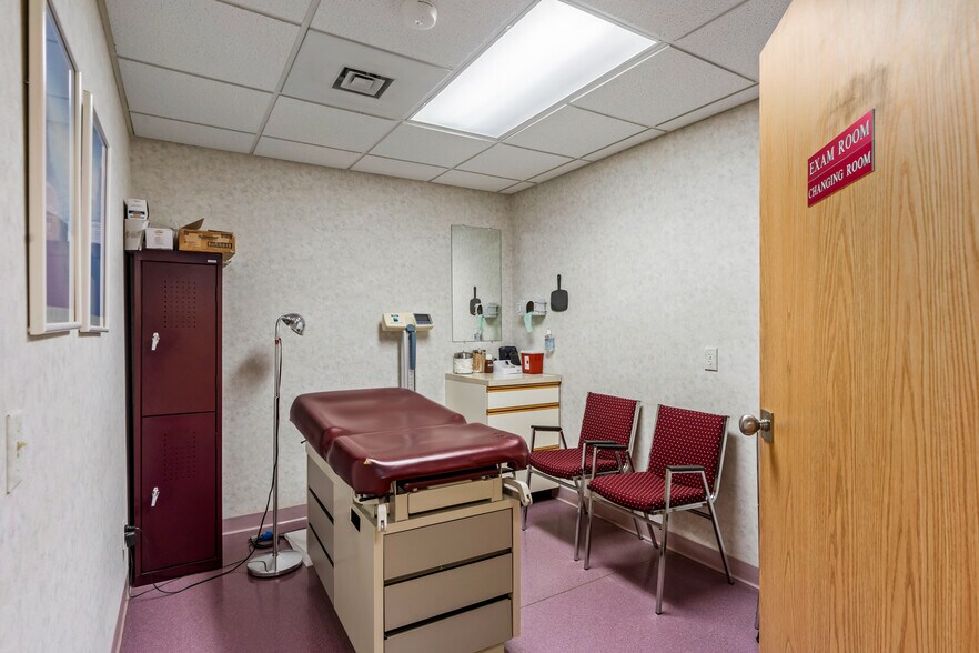 More Photos Of 85 Church St, Middletown Medical For Sale