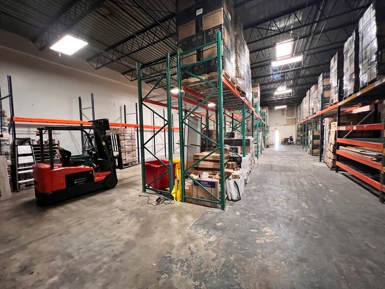 More Photos Of 6121-6131 Anno Ave, Orlando Warehouse For Lease