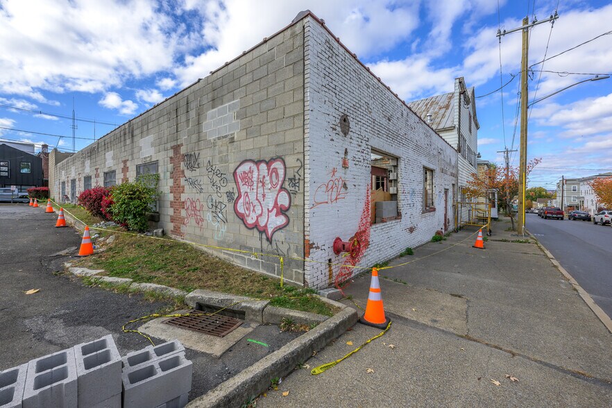 More Photos Of 517-519 Columbia St, Hudson Showroom For Sale