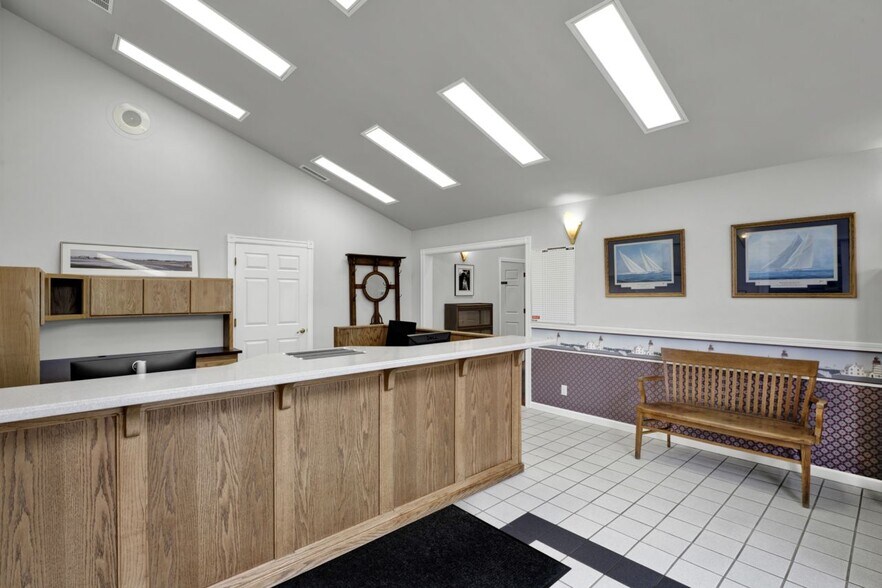 More Photos Of 1875 Highway 101, Florence Office For Sale