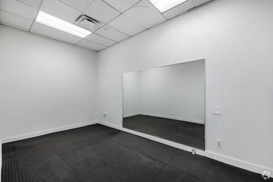 More Photos Of 8205 Santa Monica Blvd, West Hollywood General Retail For Lease