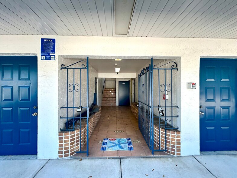 More Photos Of 2027 Manatee Ave, Bradenton Loft Creative Space For Lease