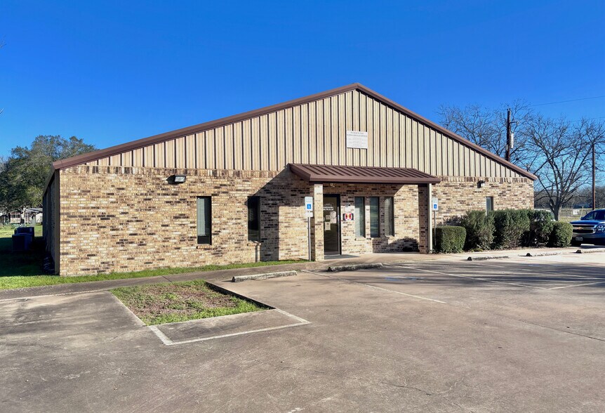Primary Photo Of 1309 Cemetery Rd, Hallettsville Office For Sale