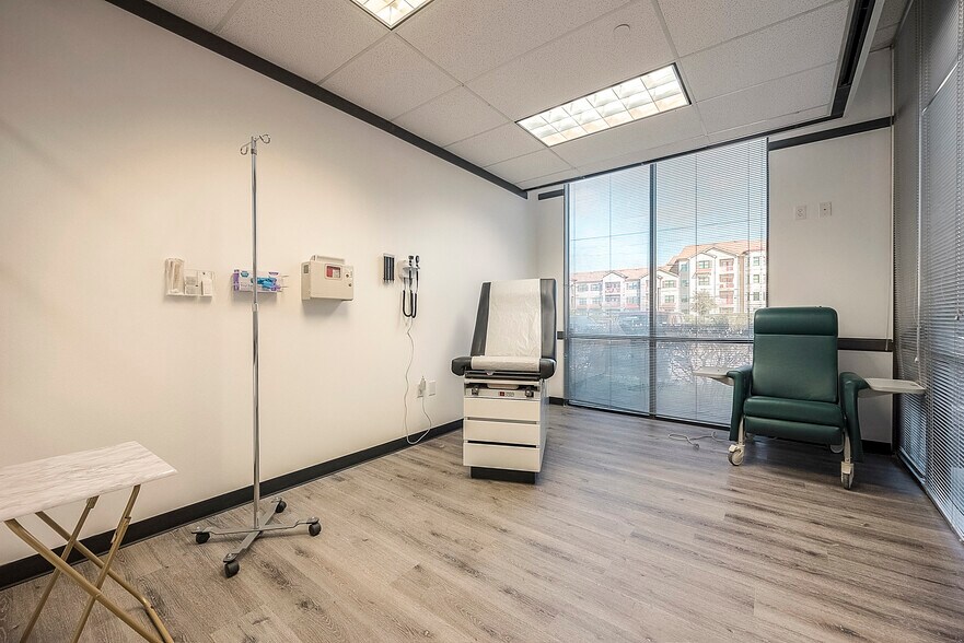 More Photos Of 13111 Westheimer Rd, Houston Office For Sale