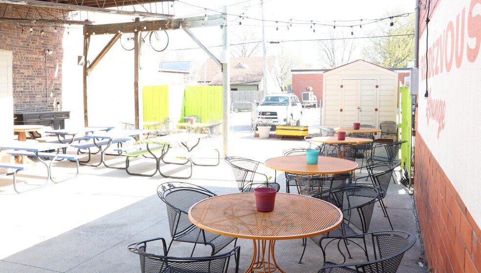 More Photos Of 909 Main St, Adel Bar For Sale