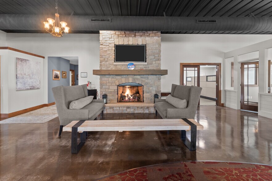 More Photos Of 2492 Crest Dr, Lake Geneva Office For Sale