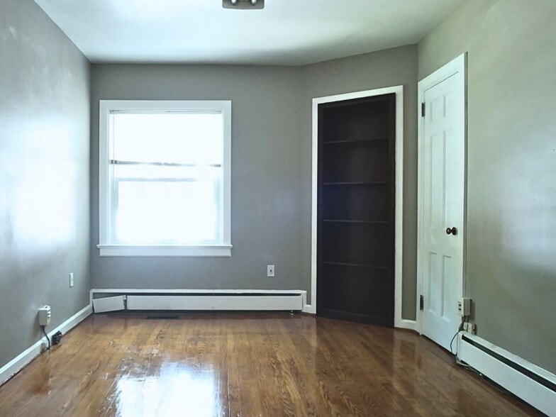 More Photos Of 9327 Main St, Manassas Office For Lease