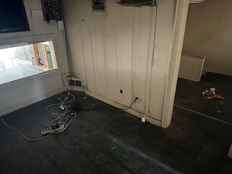 More Photos Of 10 E Main St, Shawnee Storefront For Lease