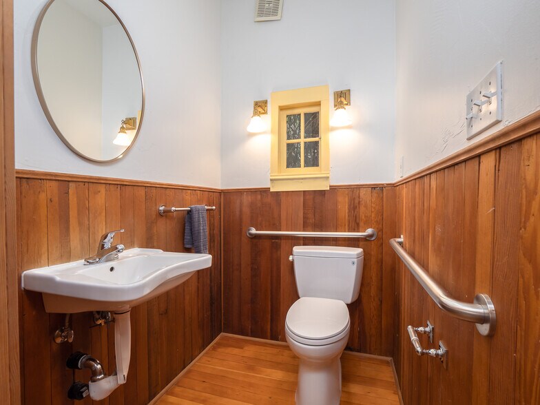 More Photos Of 317 NE Sacramento St, Portland Office For Sale