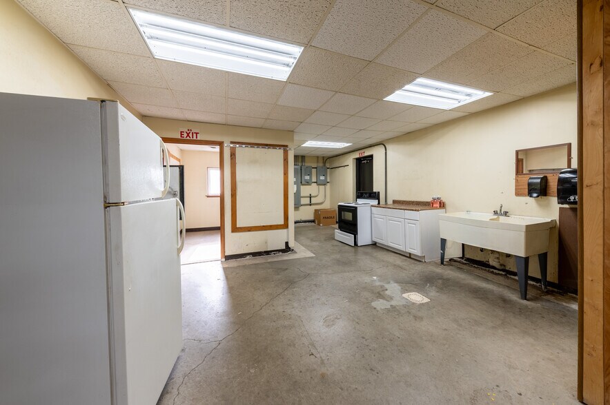 More Photos Of 407 Porter Ave, Scottdale Industrial For Sale