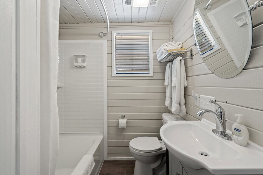 More Photos Of 104 Scudder Ln, Wimberley Hotel For Sale