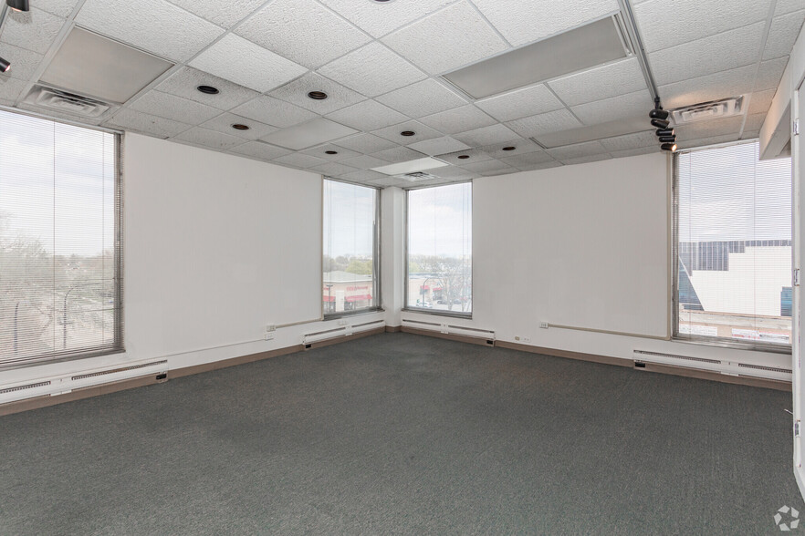 More Photos Of 4001 W Devon Ave, Chicago Office For Lease