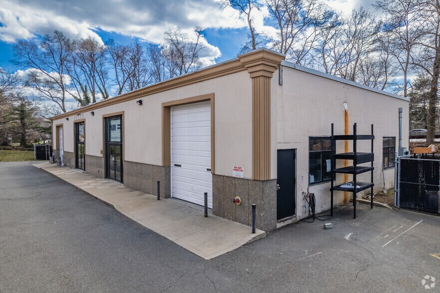 More Photos Of 72-74 Cedar Swamp Rd, Glen Cove Storefront Retail Office For Sale