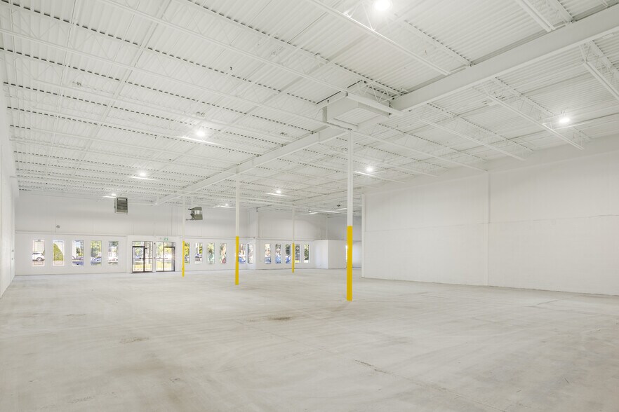 More Photos Of 5776-5782 Blvd Thimens, Montréal Warehouse For Lease