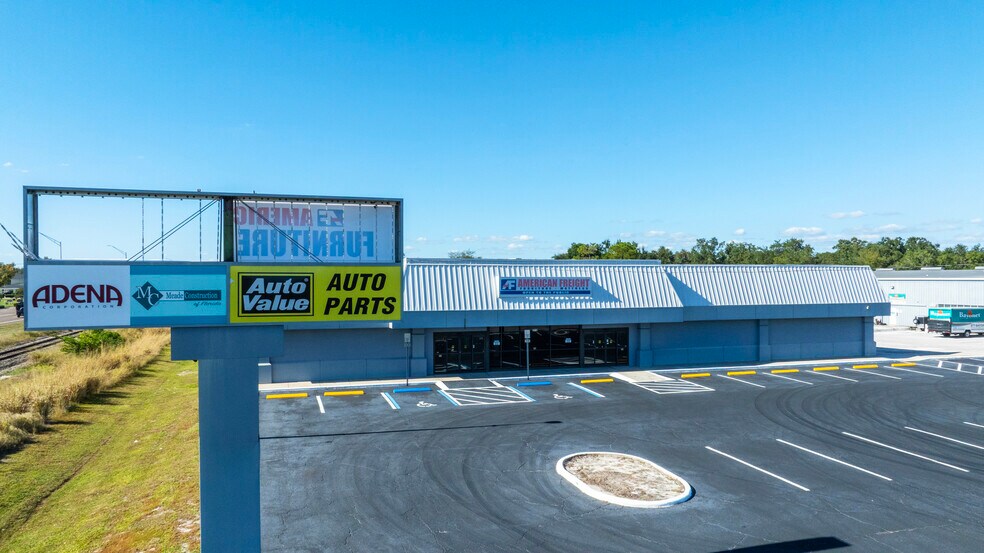 More Photos Of 2210 Commerce Point Dr, Lakeland Showroom For Lease