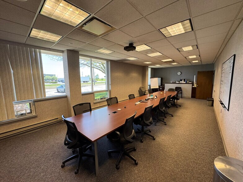 More Photos Of 585 Enterprise Dr, Neenah Manufacturing For Lease