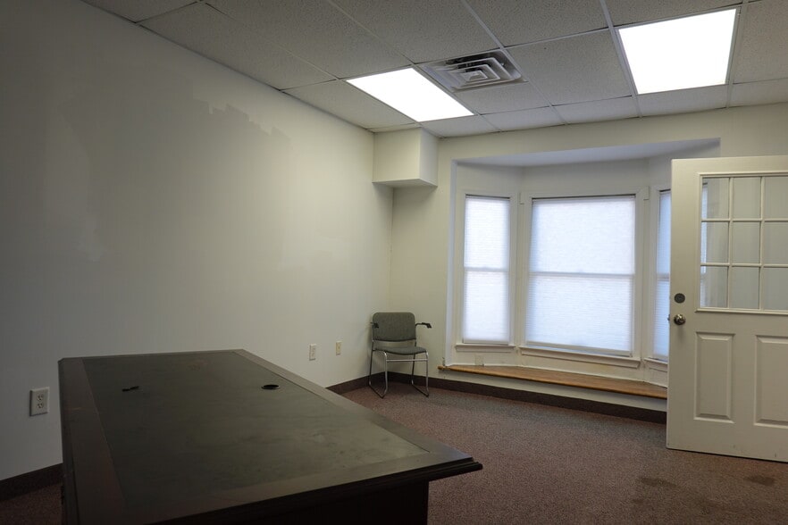 More Photos Of 100 Bridge St, Hampton Office For Lease