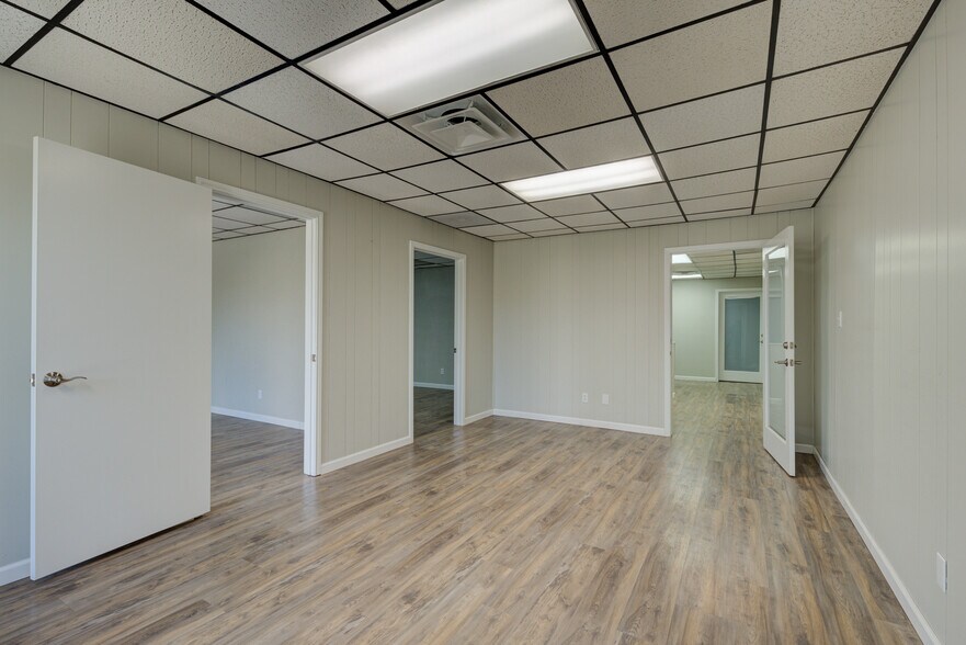 More Photos Of 921 S Interstate 35, New Braunfels Office For Lease