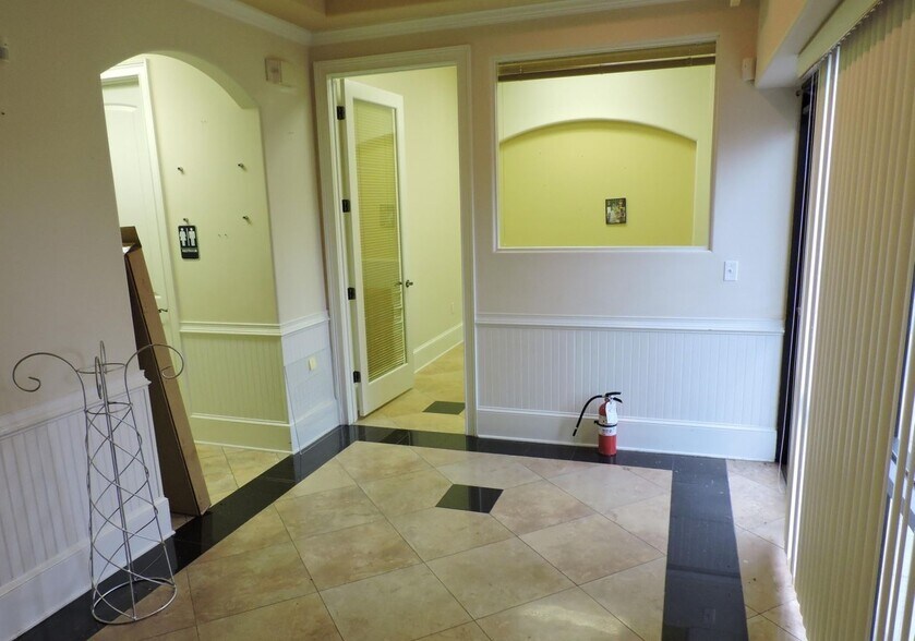 More Photos Of 1635 Farm Way, Middleburg Warehouse For Sale