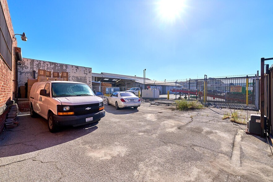 More Photos Of 2302 E 38th St, Vernon Manufacturing For Sale