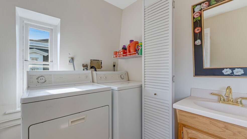 More Photos Of 207 W Broad St, Bethlehem Office For Sale