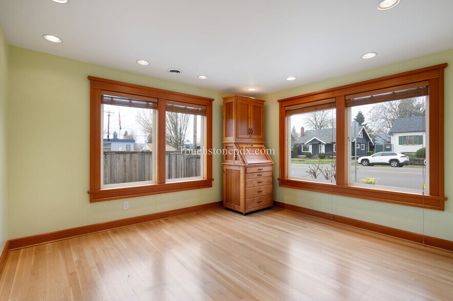 More Photos Of 685 Portland Ave, Gladstone Medical For Lease