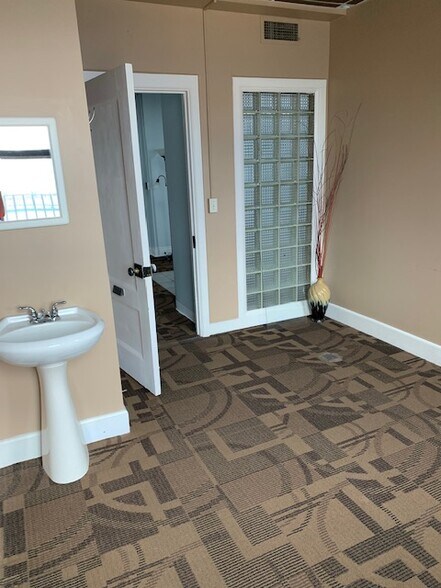 More Photos Of 103 E State St, Mason City Office For Lease