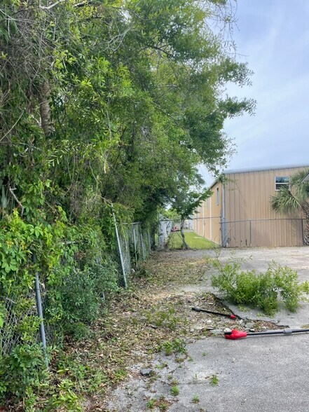 More Photos Of 820 Carswell Ave, Daytona Beach Self Storage For Sale