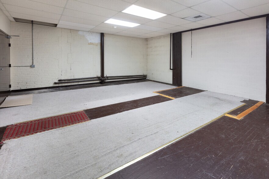 More Photos Of 327 S St NE, Washington Warehouse For Lease