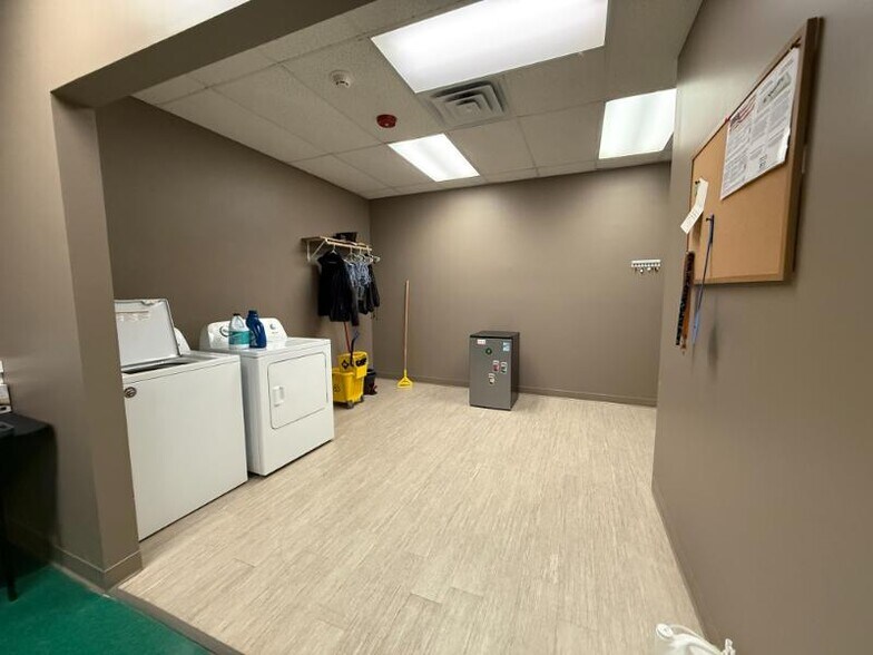 More Photos Of 794 E Main St, Tupelo Showroom For Sale