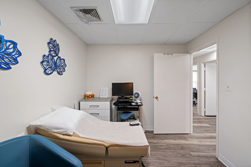 More Photos Of 9668-9683 Main St, Fairfax Medical For Lease