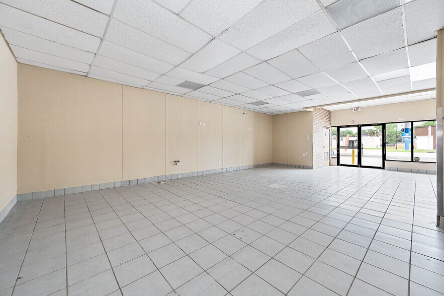 More Photos Of 1417 7th St, Bay City Storefront For Lease